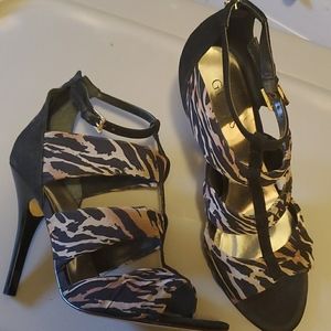 Size 8 Guess heels